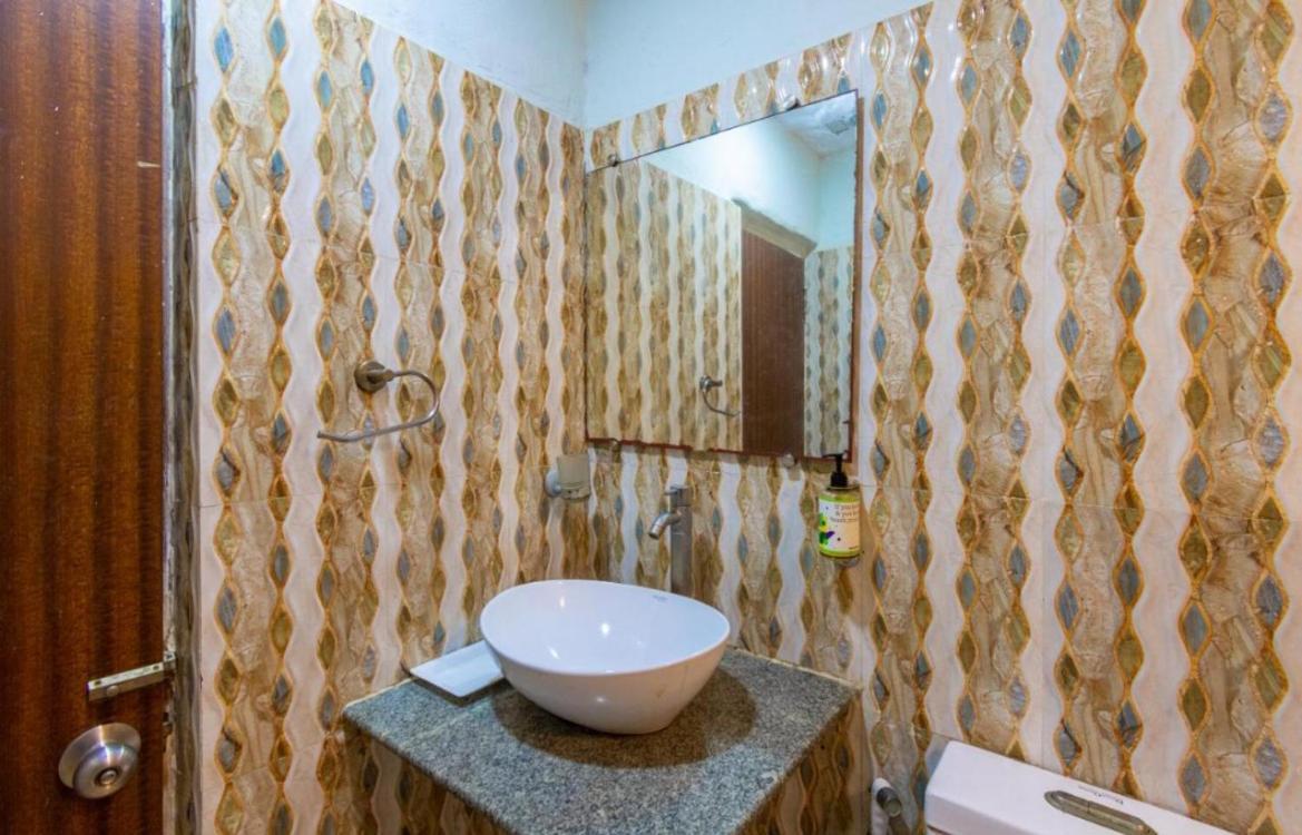 The Backpackers Best Location - In House Parking Hostel