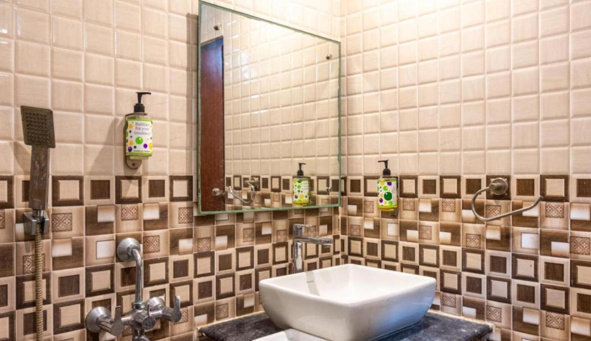 Hostel The Backpackers Best Location - In House Parking Vrindavan